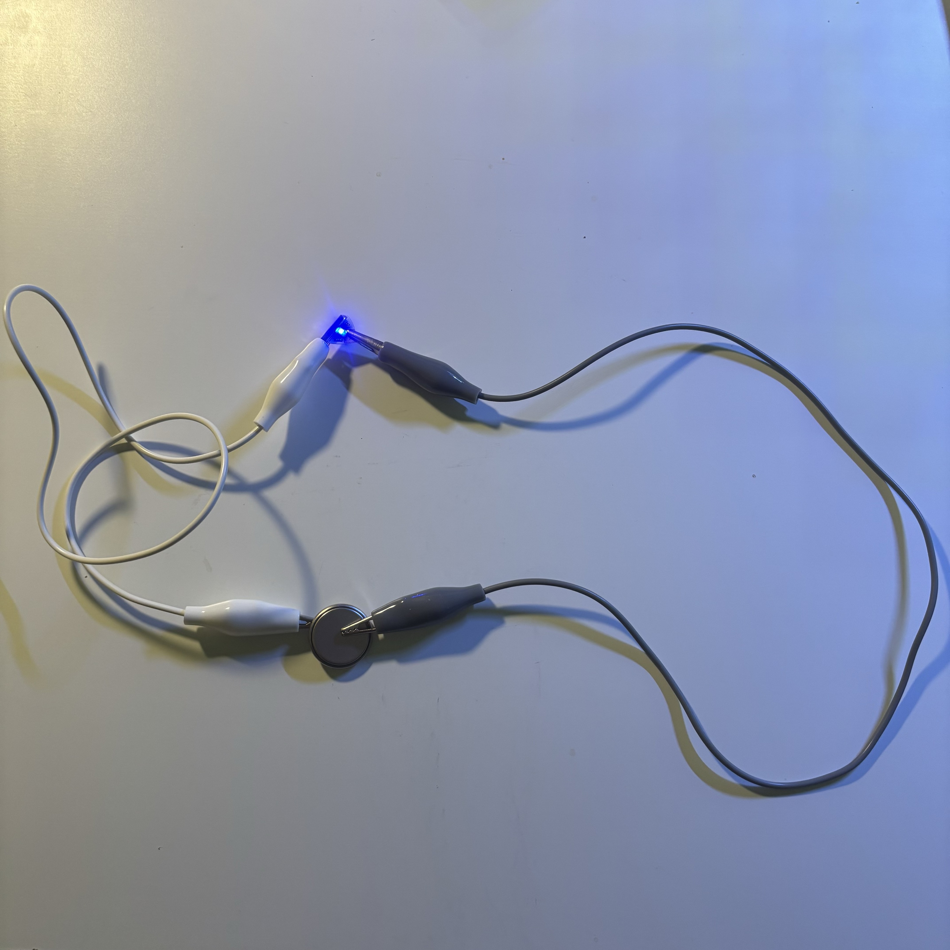 The picture shows a simple circuit I built using the Makey Makey. In the build, I think the downside of the Makey Makey is that we can't use clips to hold the battery, which doesn't turn on the circuit, we have to put one clip on the battery and another pad on the other side of the battery, which is very unstable. Perhaps the Makey Makey is better suited to regular batteries rather than button batteries.