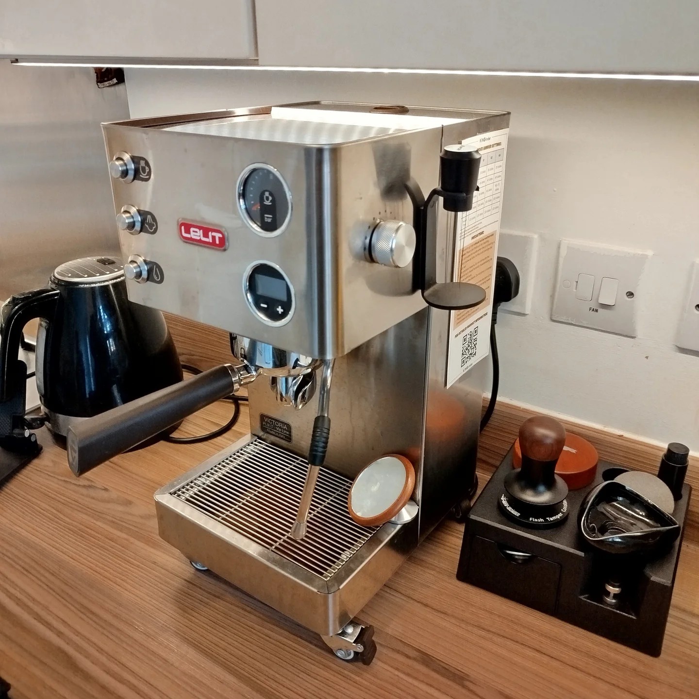 The sound of a friend's Espresso machine. This is the special sound I get when I use steam to foam milk. It is somewhat sharp and is the sound of steam, bubbles and liquid coming together. Maybe it can be combined with the sound of coffee beans to make an interesting design.