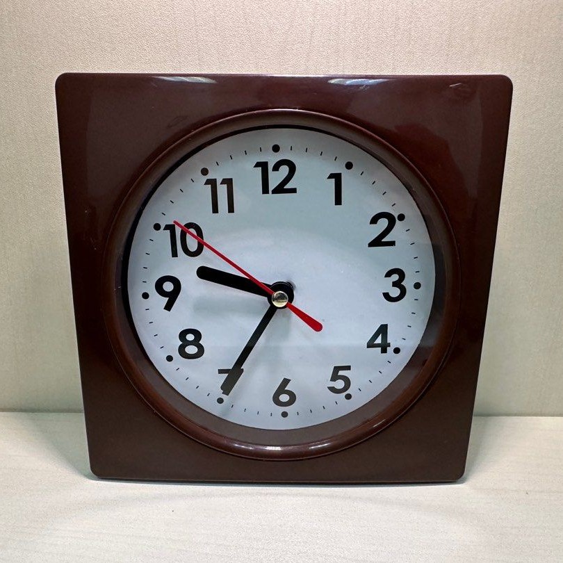 The sound of my grandmother's clock. I recorded this sound at night to make sure to avoid other noises. In fact, fewer and fewer people use clocks these days, and people are willing to buy silent clocks, but this old-fashioned clock sound always reminds me of times in the past.