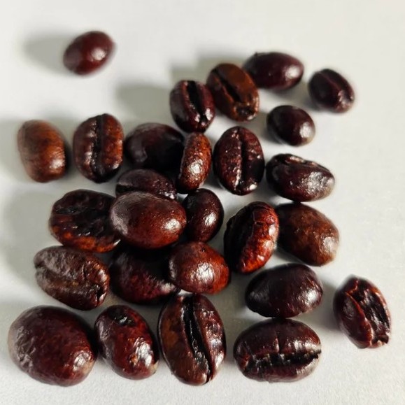 That's the sound of me pouring coffee beans into the bottle. I worked in a coffee shop, and the sounds in a coffee shop are very complex and varied. But the one that impressed me the most was the sound of pouring coffee beans into the machine every morning, so even though I don't work in a coffee shop anymore, I still insist on grinding some coffee beans every morning to wake up my day.