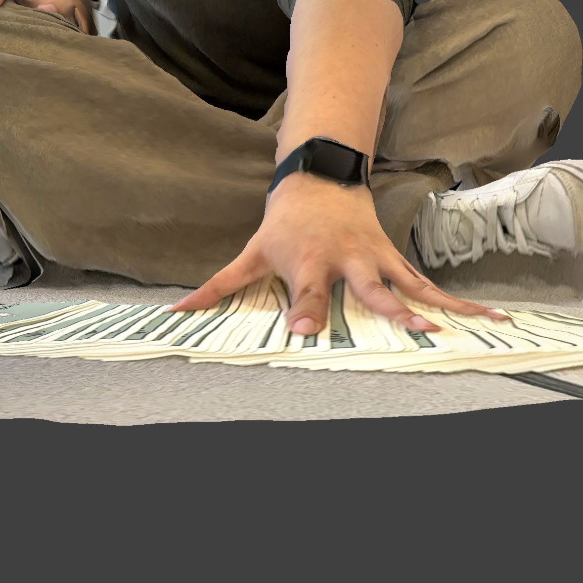 The scans turned out better than expected. But zooming in still shows some detail issues, such as my fingers being scanned as a flat surface, as well as the tarot cards being spread out and also having almost no thickness, which may be difficult to observe in 3D printing.