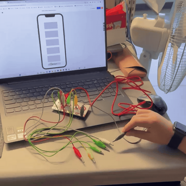 Later, we recognized our mistake in time and added the earth wire. As a result, we could see that Makey Makey was able to control the project on ProtoPie perfectly according to its original design.