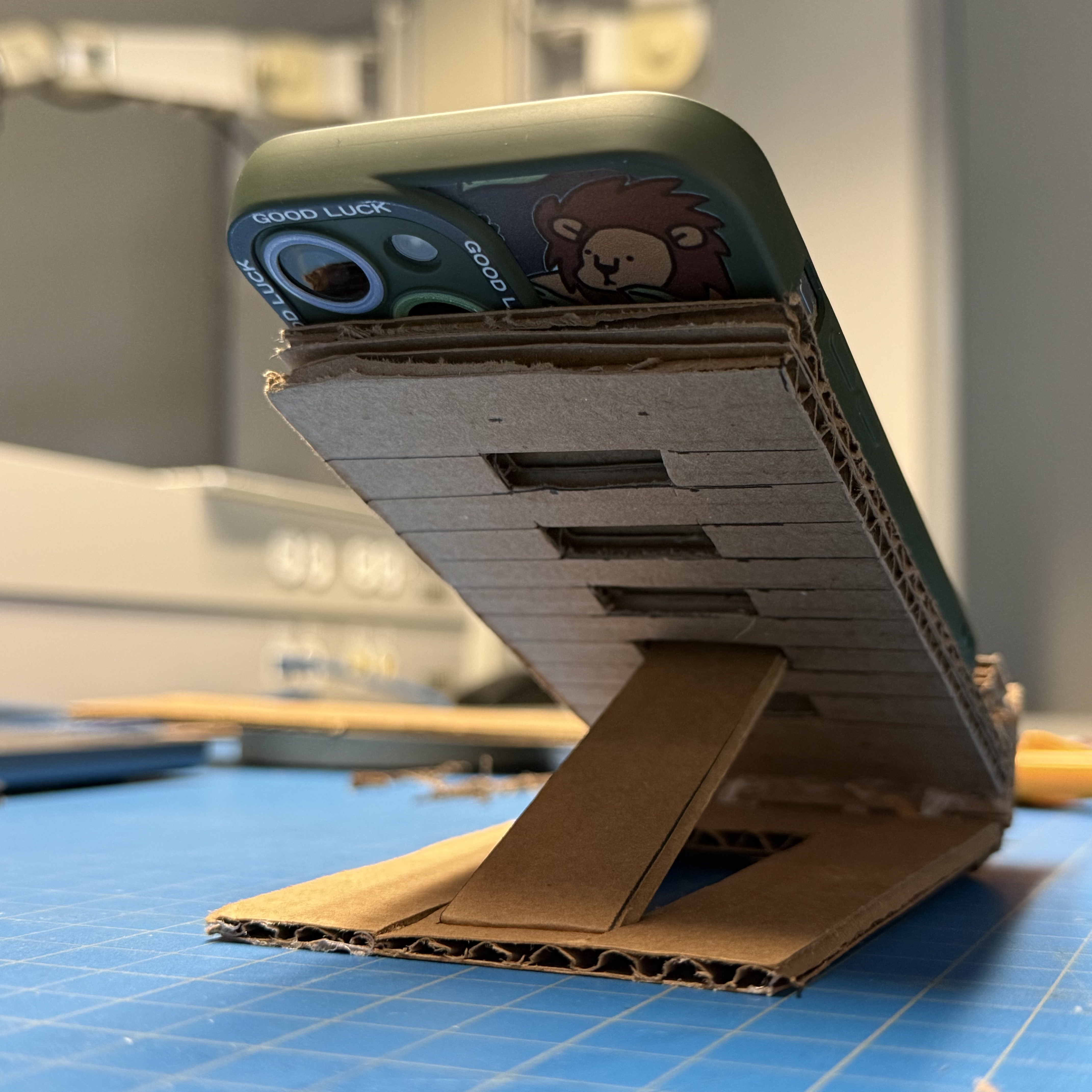 Although it was a simple craft, we still tested each notch to verify that the stand could stably support the phone at every adjustment level and allow the user to operate the phone smoothly.